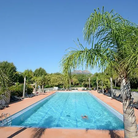 אתר קמפינג Camping Les Pecheurs 4*